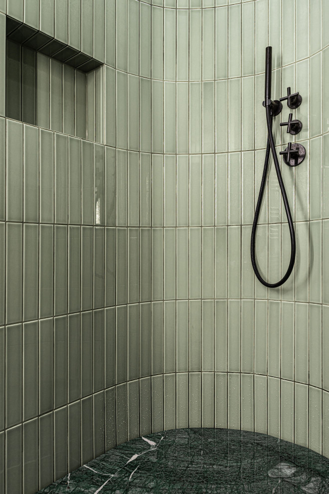 Idee per una stanza da bagno minimalista con doccia alcova, piastrelle a listelli, pavimento in marmo, pavimento verde e porta doccia a battente