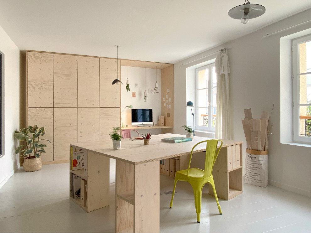 Свежая идея для дизайна: большой кабинет в скандинавском стиле с местом для рукоделия, белыми стенами, деревянным полом, встроенным рабочим столом и белым полом - отличное фото интерьера