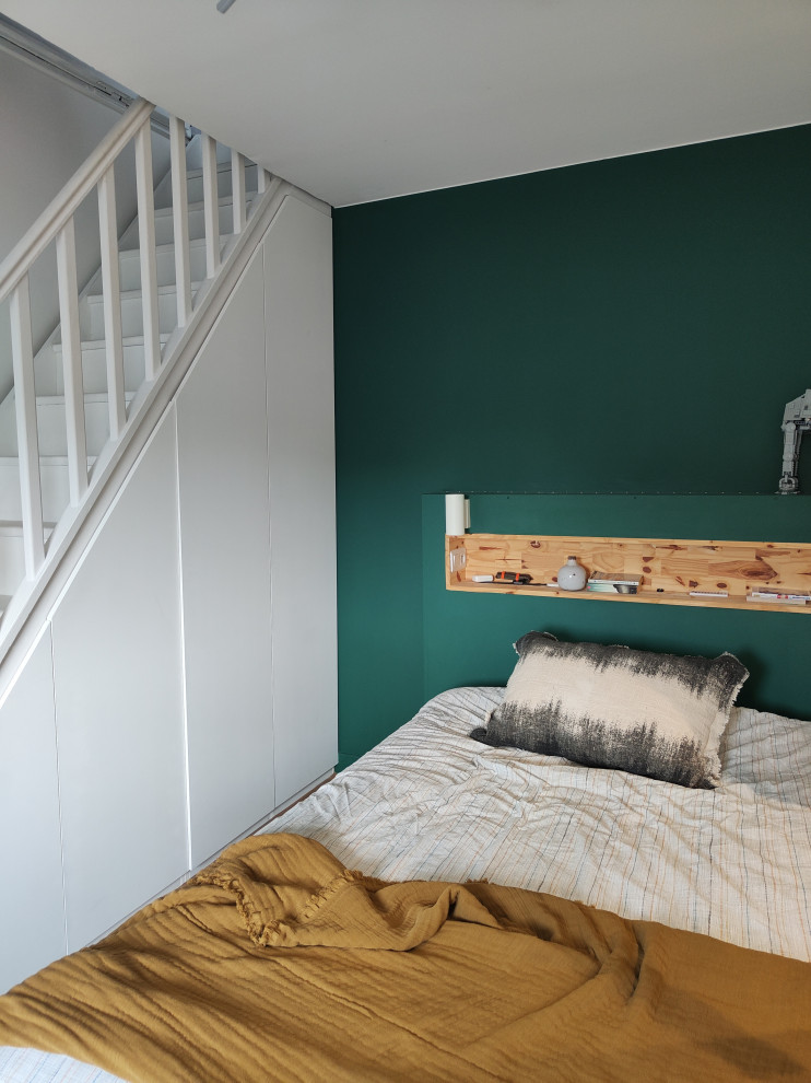 Idéer för att renovera ett mellanstort vintage barnrum kombinerat med sovrum, med gröna väggar och ljust trägolv