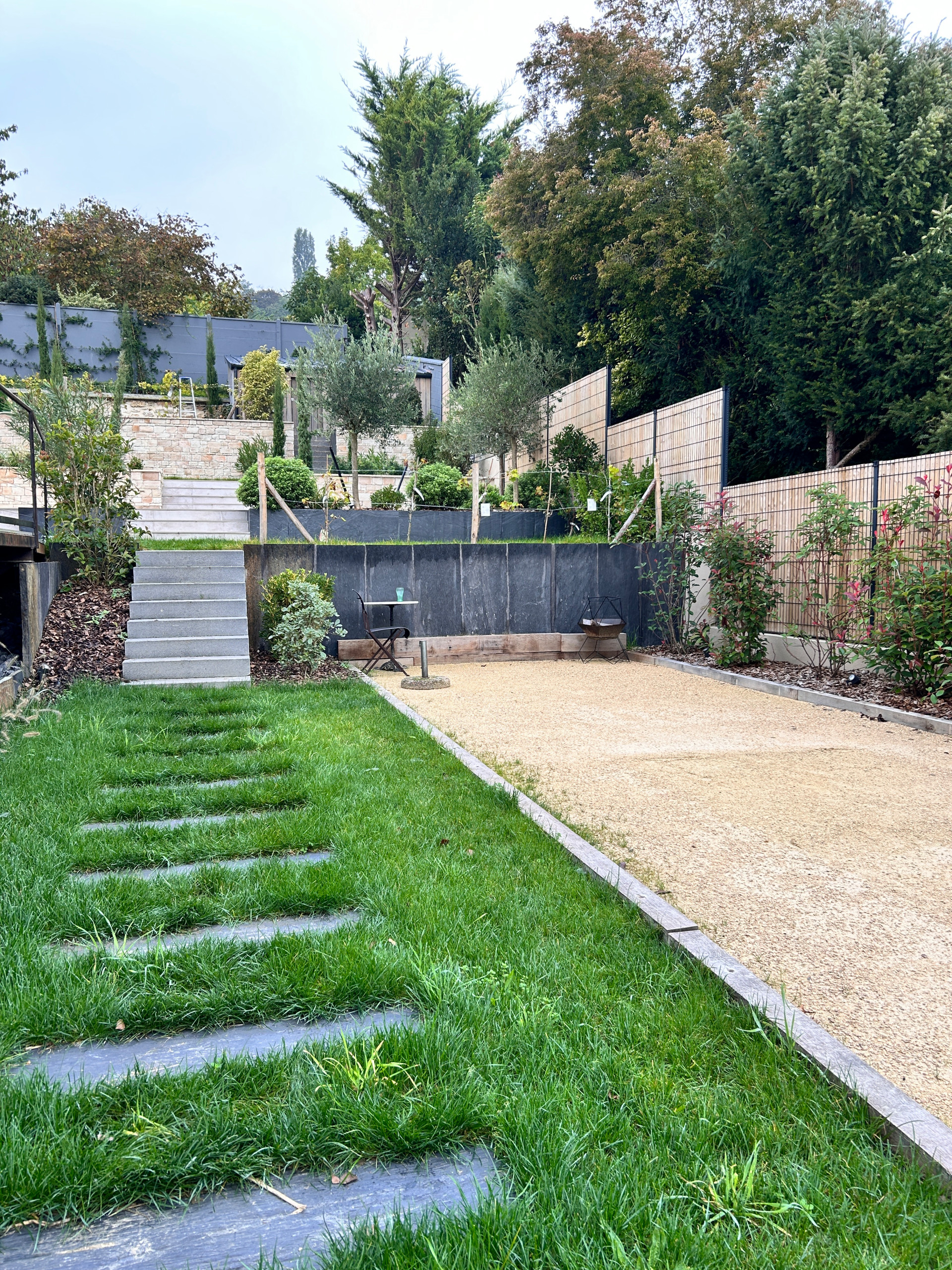 Un jardin en pente d'ambiance méditerranéenne