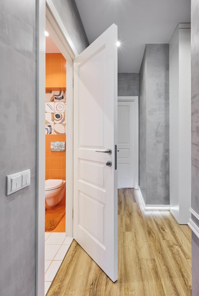 Белые двери Стимул в ярком интерьере