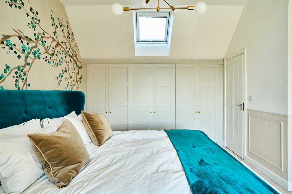 На фото: большая хозяйская спальня в стиле неоклассика (современная классика) с белыми стенами, ковровым покрытием, бежевым полом, сводчатым потолком, обоями на стенах и акцентной стеной без камина