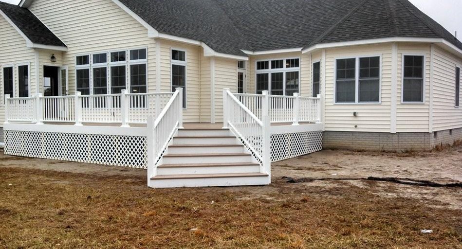 Composite deck with white vinyl railing