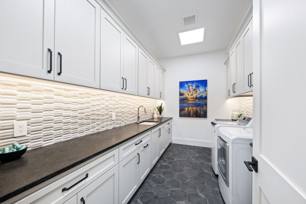 Example of a transitional home design design in Austin