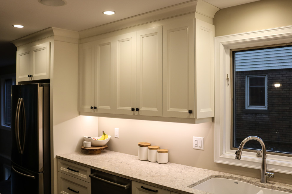 Inspiration for a transitional home design remodel in Toronto