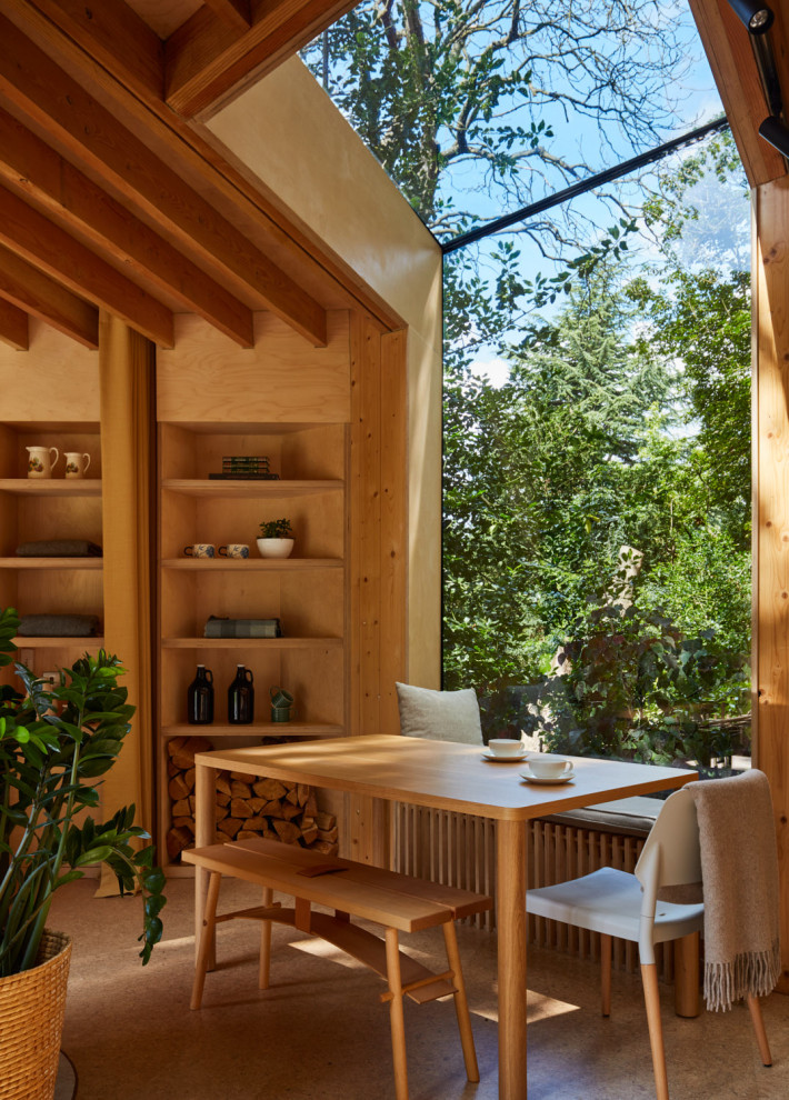 Идея дизайна: маленький отдельно стоящий домик для гостей в скандинавском стиле для на участке и в саду