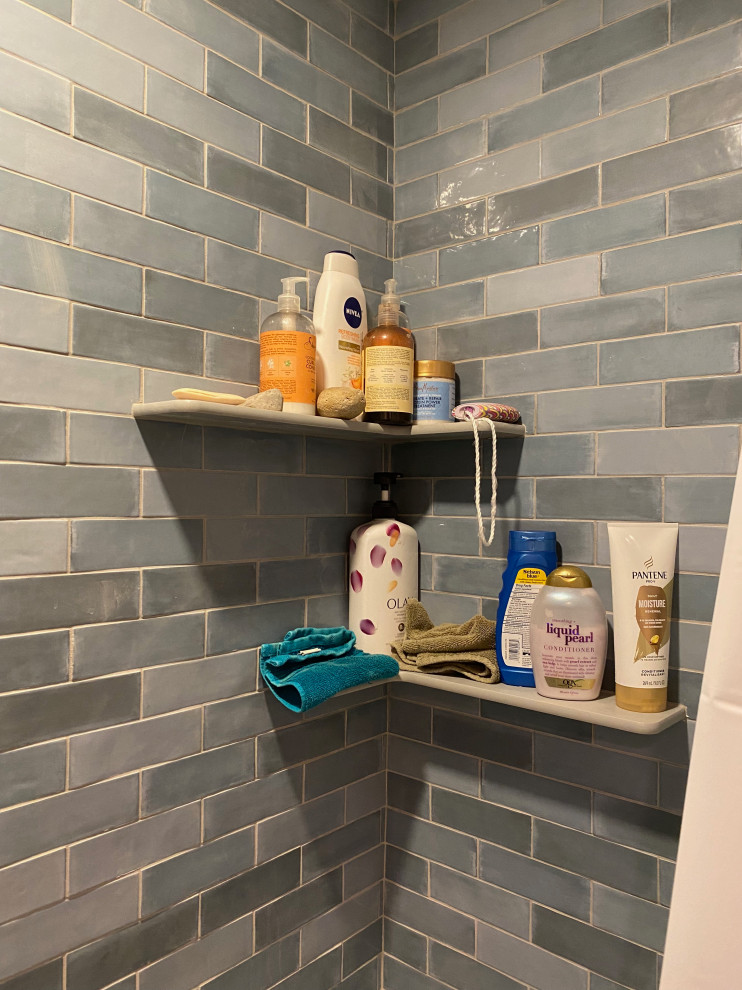 Exempel på ett mellanstort rustikt svart svart en-suite badrum, med skåp i shakerstil, skåp i slitet trä, ett badkar i en alkov, en dusch i en alkov, en toalettstol med separat cisternkåpa, blå kakel, keramikplattor, gröna väggar, ett fristående handfat, granitbänkskiva, brunt golv och dusch med duschdraperi