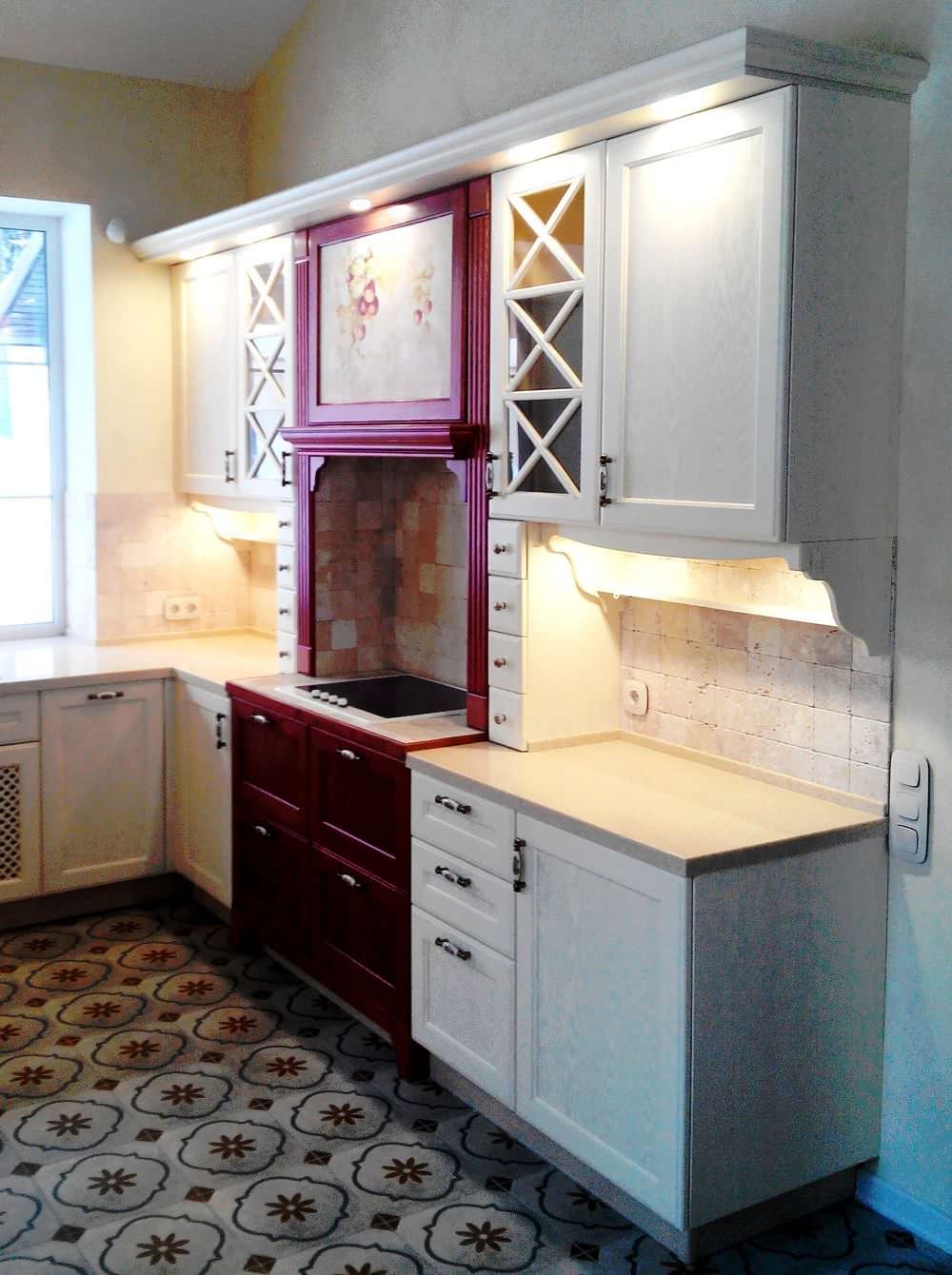 Кухня с красным порталом