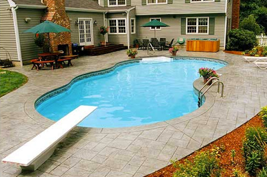 Example of a backyard stone and custom-shaped pool design