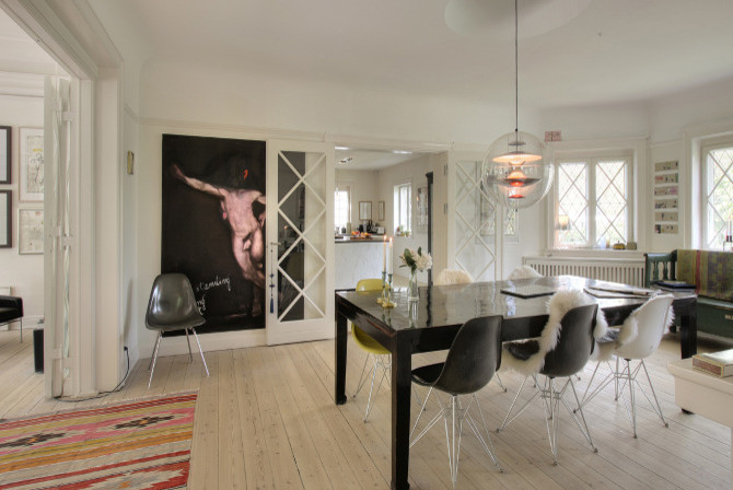 This is an example of a modern dining room in Copenhagen.