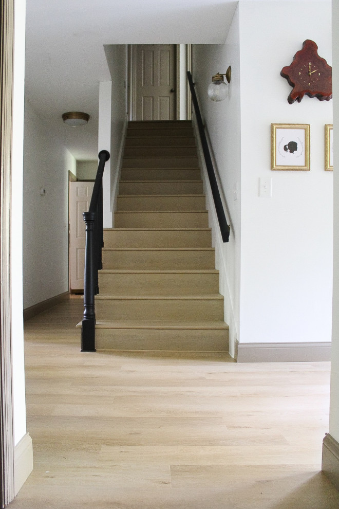 Exemple d'un escalier droit rétro de taille moyenne avec des marches en bois et des contremarches en bois.