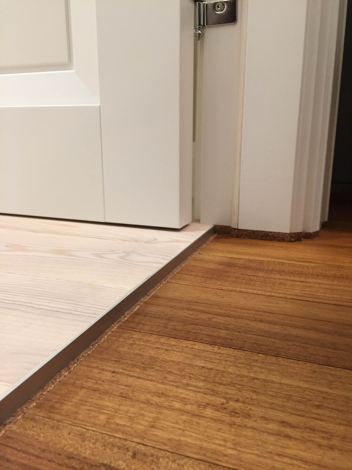 Стык напольных покрытий. Порожек. Детали. Пробковый компенсатор.