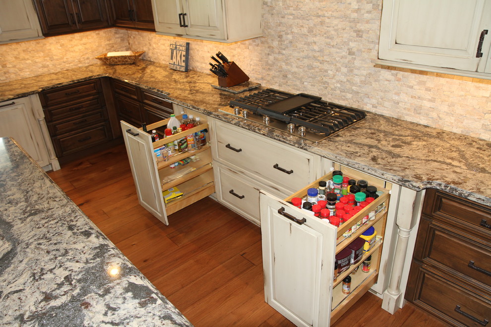 Kitchen - transitional kitchen idea in Indianapolis