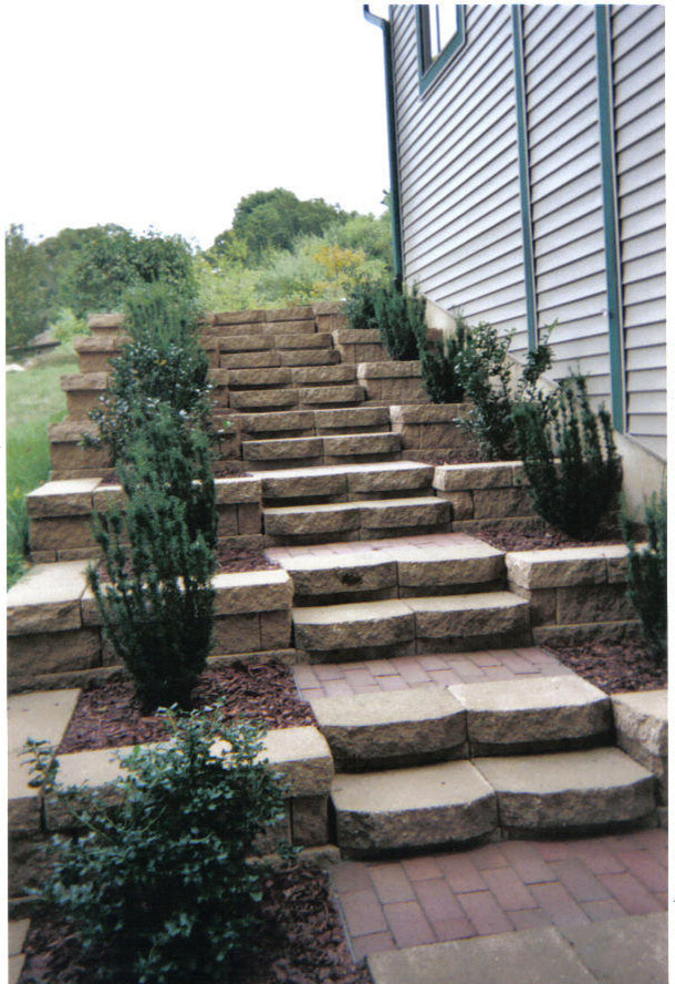 Photo of a transitional side yard landscaping in Grand Rapids.