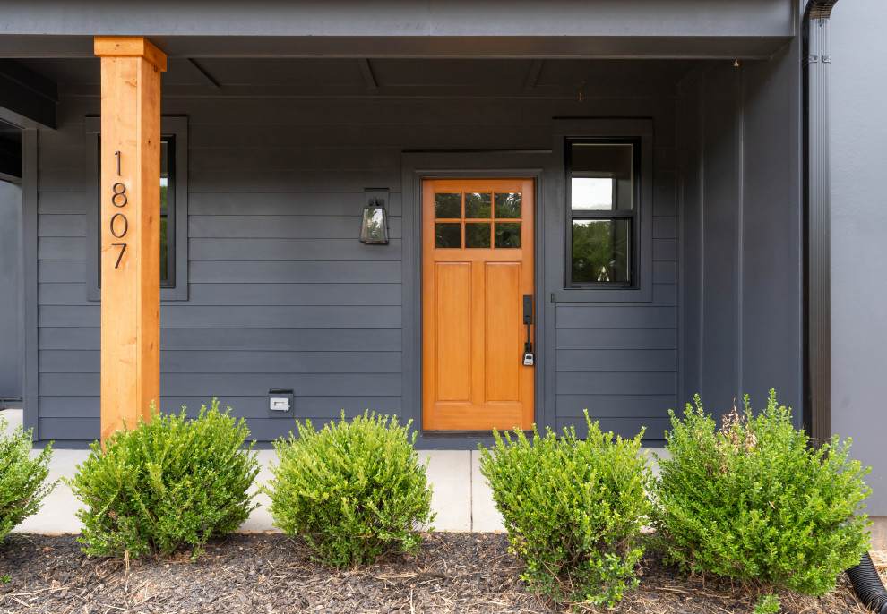 Diseño de fachada de casa bifamiliar gris tradicional renovada de tamaño medio de dos plantas con panel y listón