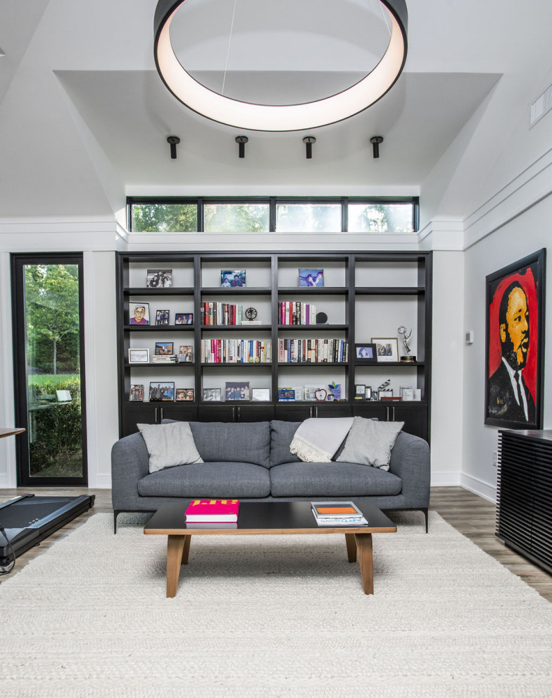 Idee per un soggiorno moderno chiuso con libreria, pareti bianche, parquet chiaro, pavimento beige e soffitto a volta