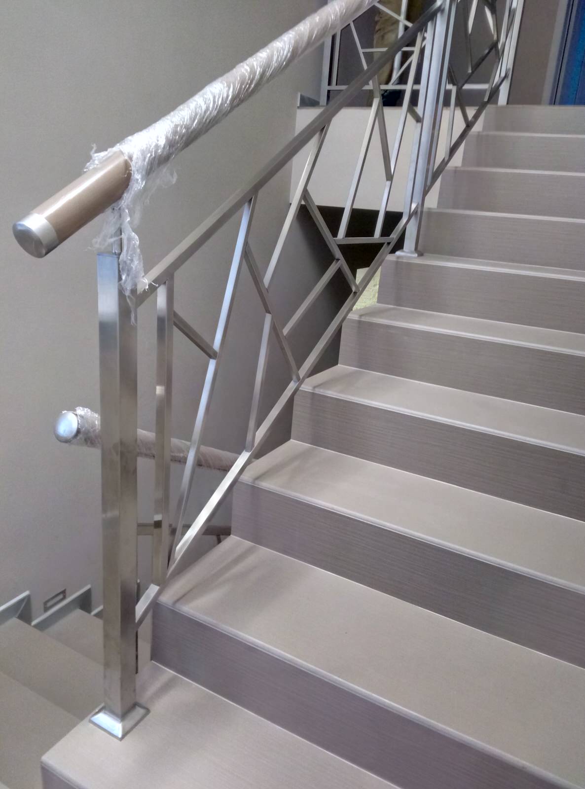 Лестница с ограждениями из нержавеющей стали
