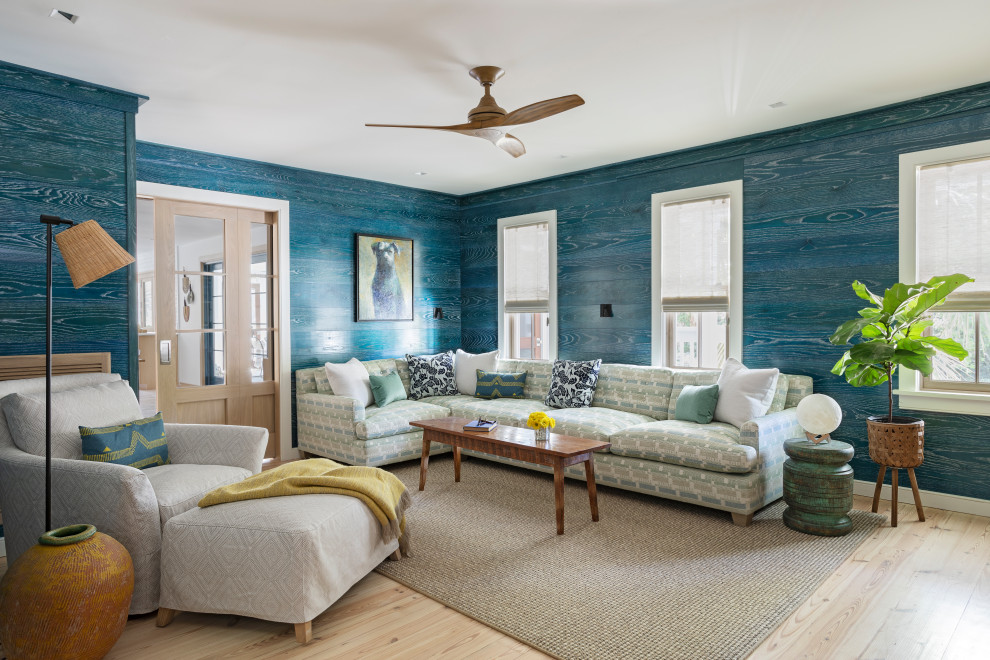 Kleines, Abgetrenntes Maritimes Wohnzimmer mit blauer Wandfarbe, hellem Holzboden und Holzwänden in Charleston