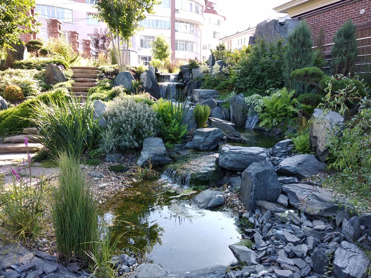 Декоративный водоём с каскадом в Екатеринбурге