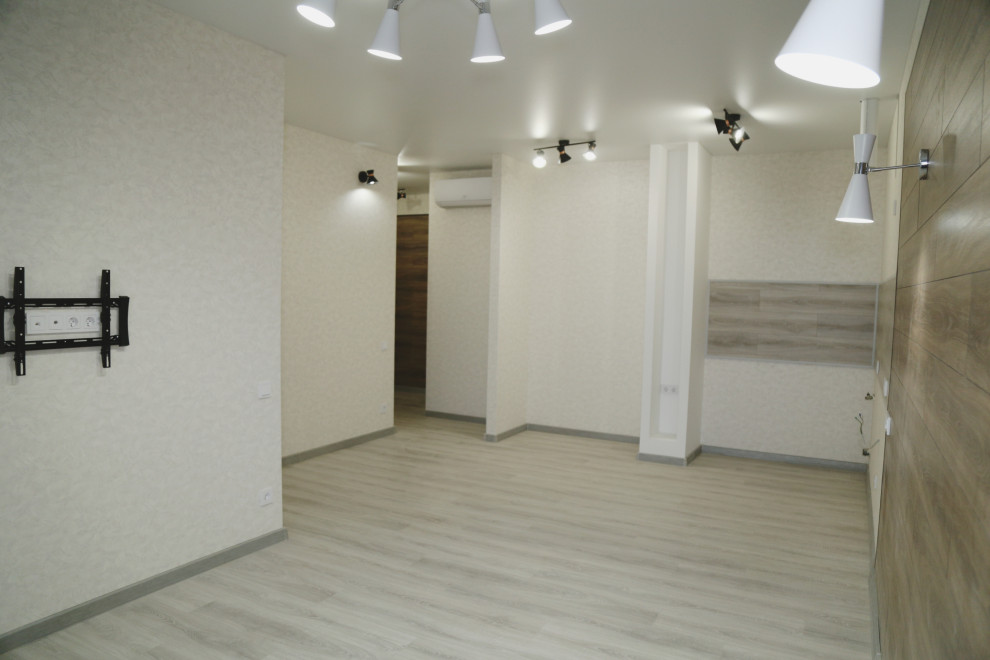 Mittelgroße, Offene Moderne Küche ohne Insel in L-Form mit Küchenrückwand in Beige, hellem Holzboden und grauem Boden in Moskau
