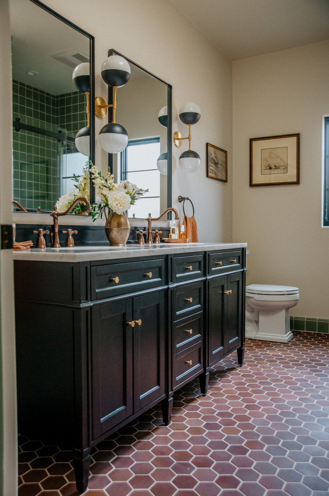 Inspiration pour une salle de bain traditionnelle de taille moyenne avec une baignoire d'angle, un combiné douche/baignoire, un carrelage vert, des carreaux de céramique, un mur vert, un sol en carrelage de céramique, un sol multicolore, une cabine de douche à porte coulissante et meuble-lavabo suspendu.