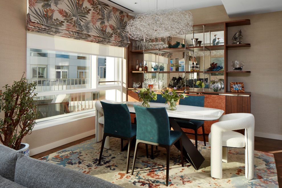 Идея дизайна: столовая в стиле модернизм с ковровым покрытием, разноцветным полом и обоями на стенах