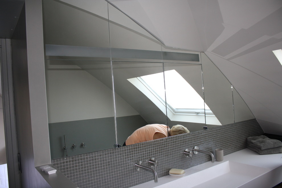 Photo of a contemporary bathroom in Paris.
