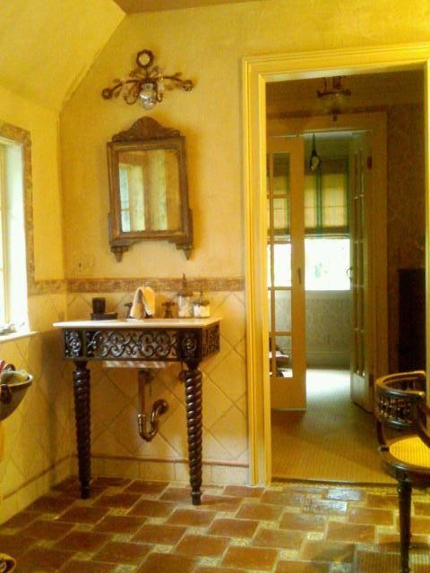 Tuscan bathroom photo in Newark