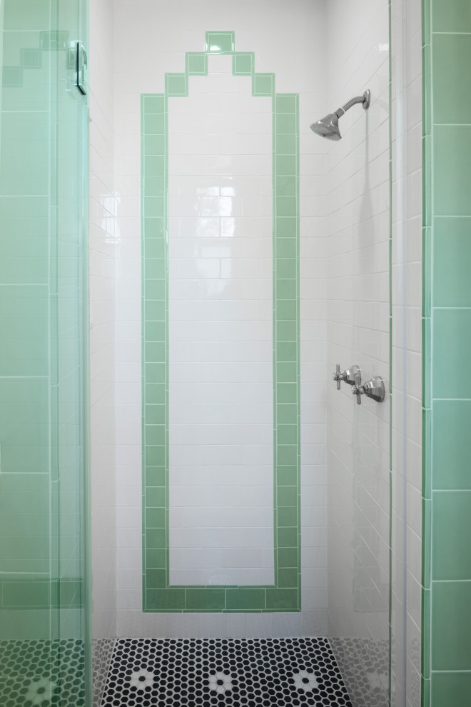 На фото: маленькая ванная комната в викторианском стиле с душем в нише, белой плиткой, полом из керамической плитки, душевой кабиной, душем с распашными дверями и нишей для на участке и в саду с