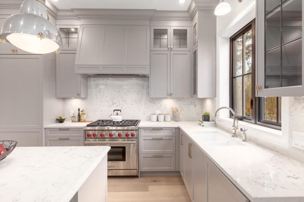 Kitchen - transitional kitchen idea in Vancouver