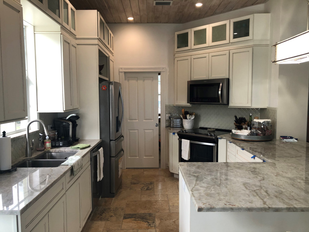 Transitional kitchen photo in Miami