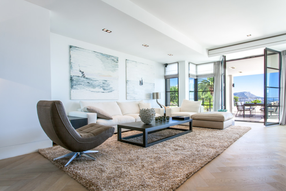 This is an example of a contemporary family room in Nice.