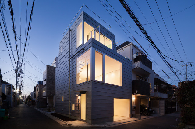 交差点に対して大きく開かれた角地の家 moderno-facciata