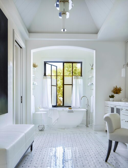 Esempio di una stanza da bagno padronale contemporanea di medie dimensioni con vasca freestanding, vasca/doccia, pavimento con piastrelle a mosaico, lavabo sottopiano, top in marmo, top bianco, due lavabi e mobile bagno incassato