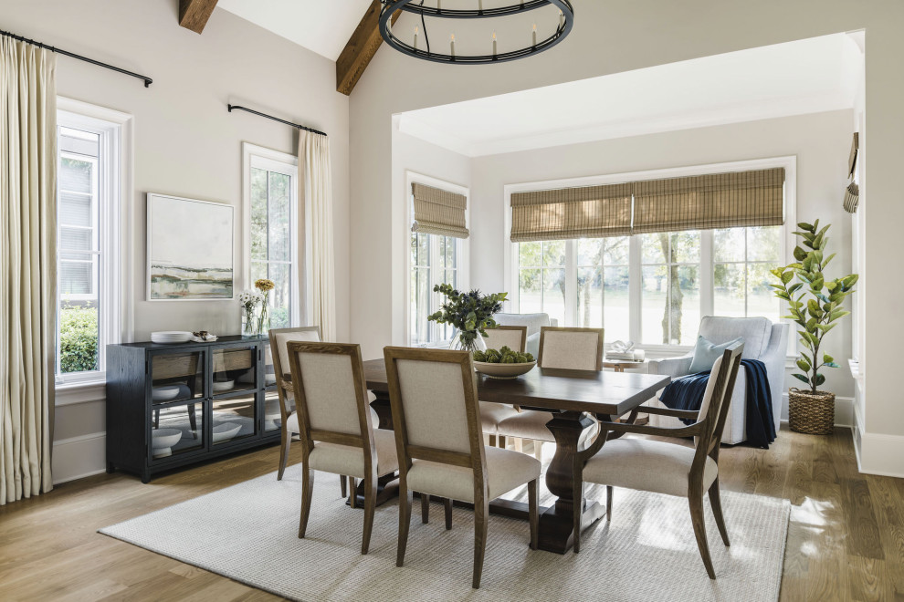 Idée de décoration pour une salle à manger ouverte sur la cuisine tradition de taille moyenne avec un sol en bois brun et un plafond voûté.
