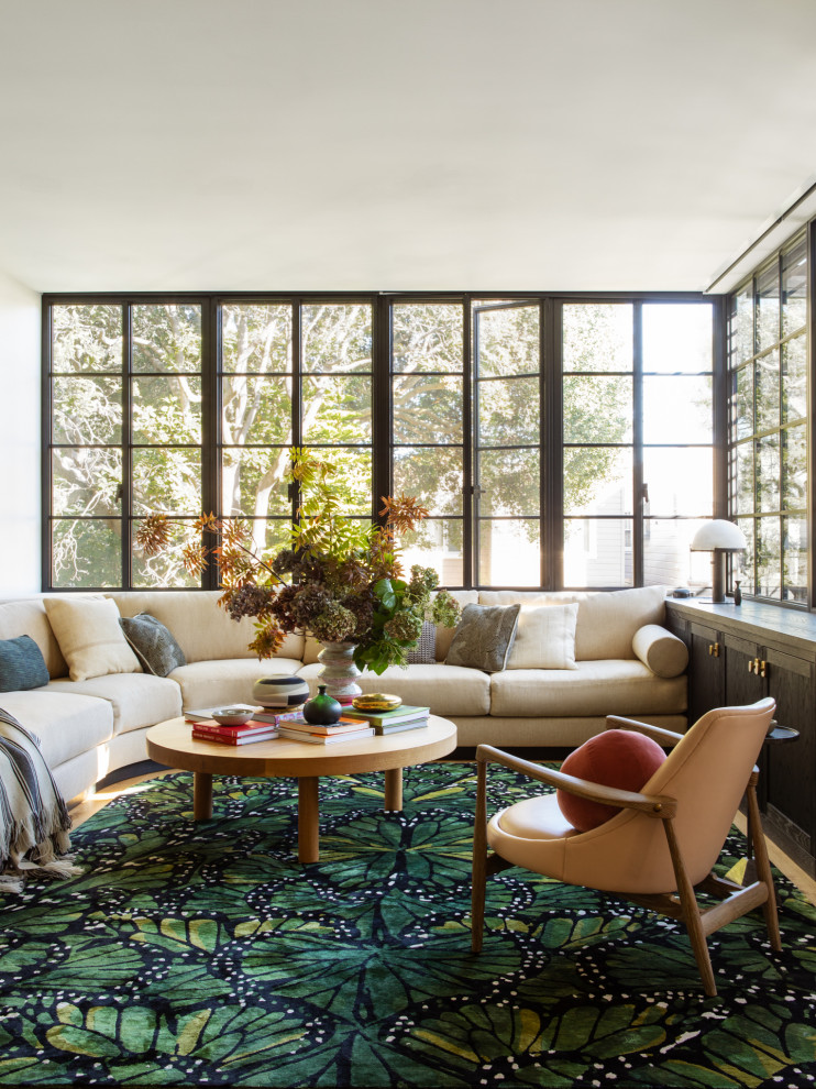 Offenes Wohnzimmer mit braunem Holzboden in San Francisco