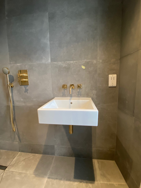 Latimer contemporary-bathroom
