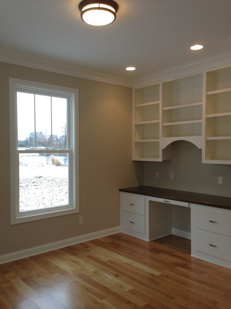 Transitional home design photo in Cincinnati