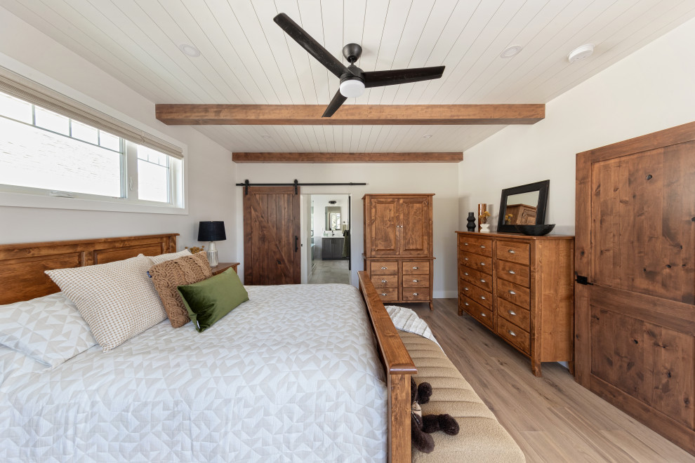 Cette photo montre une chambre parentale nature de taille moyenne avec un mur blanc, un sol en vinyl, un sol marron et un plafond en lambris de bois.