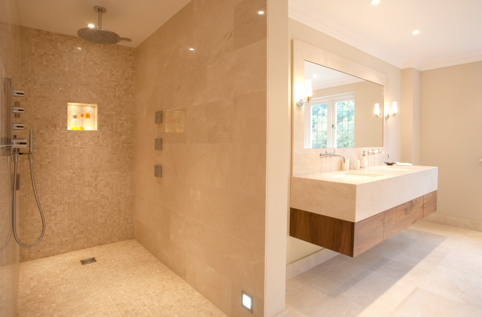 Foto på ett mellanstort funkis gul en-suite badrum, med släta luckor, bruna skåp, en öppen dusch, beige väggar, kalkstensgolv, ett integrerad handfat, bänkskiva i kalksten, gult golv och med dusch som är öppen