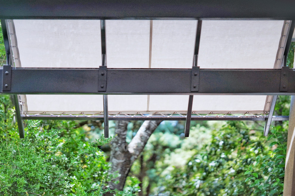 Mittelgroßes, Verglastes Modernes Veranda im Vorgarten mit Dielen, Markisen und Stahlgeländer in Austin