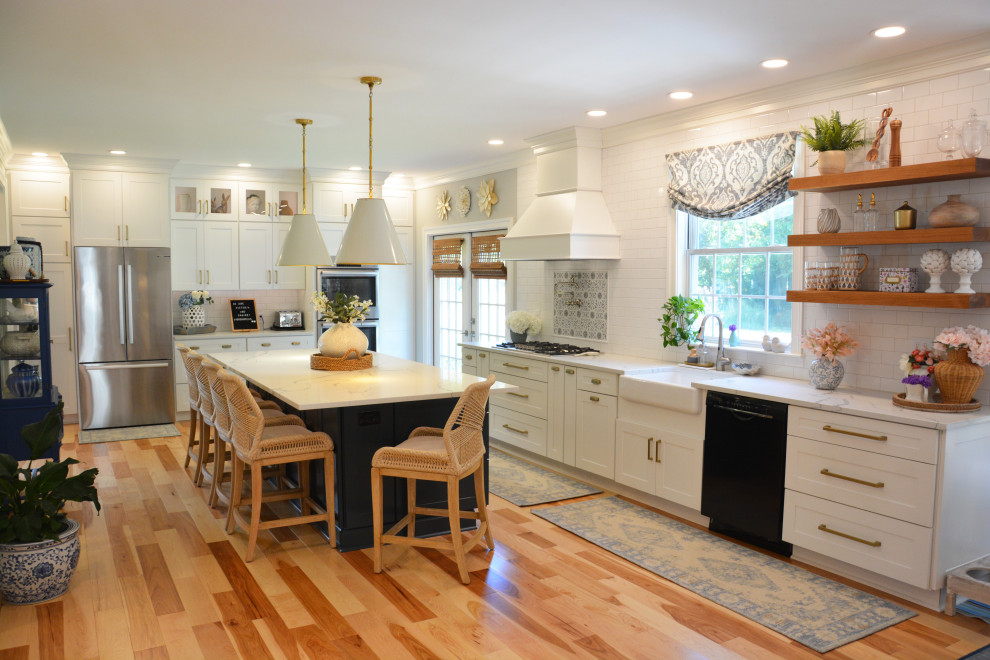 Exempel på ett stort vit vitt kök, med en rustik diskho, luckor med infälld panel, vita skåp, bänkskiva i kvarts, vitt stänkskydd, rostfria vitvaror, ljust trägolv, en köksö och brunt golv