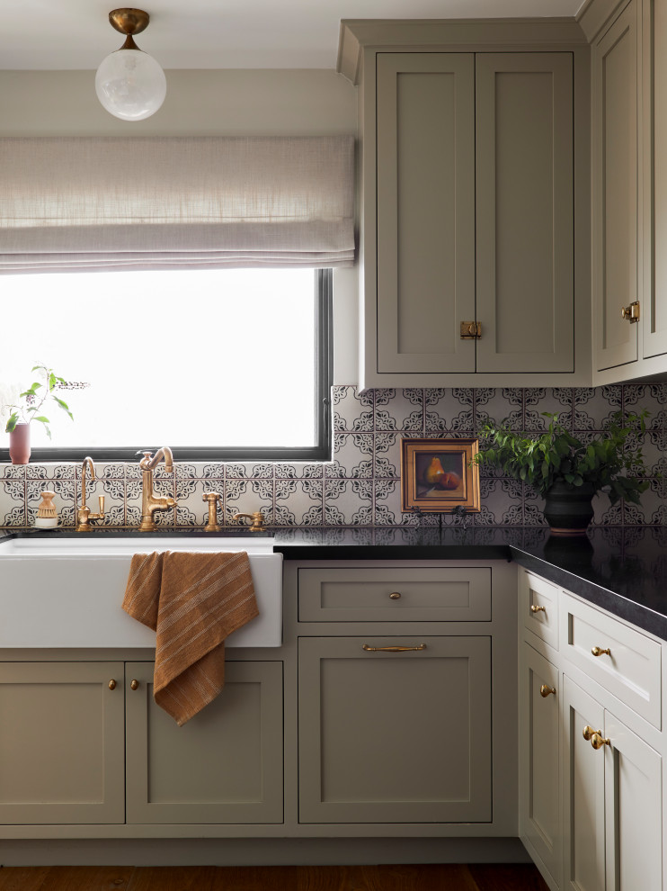 Kitchen - transitional kitchen idea in Orange County