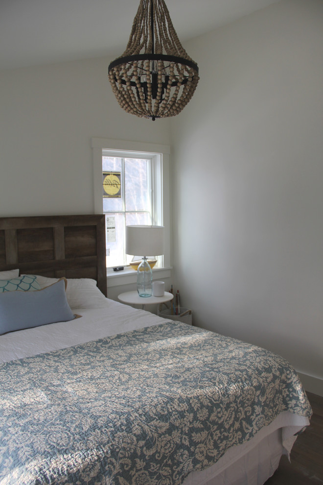 他の地域にある中くらいなビーチスタイルのおしゃれな客用寝室 (白い壁、淡色無垢フローリング、暖炉なし) のレイアウト