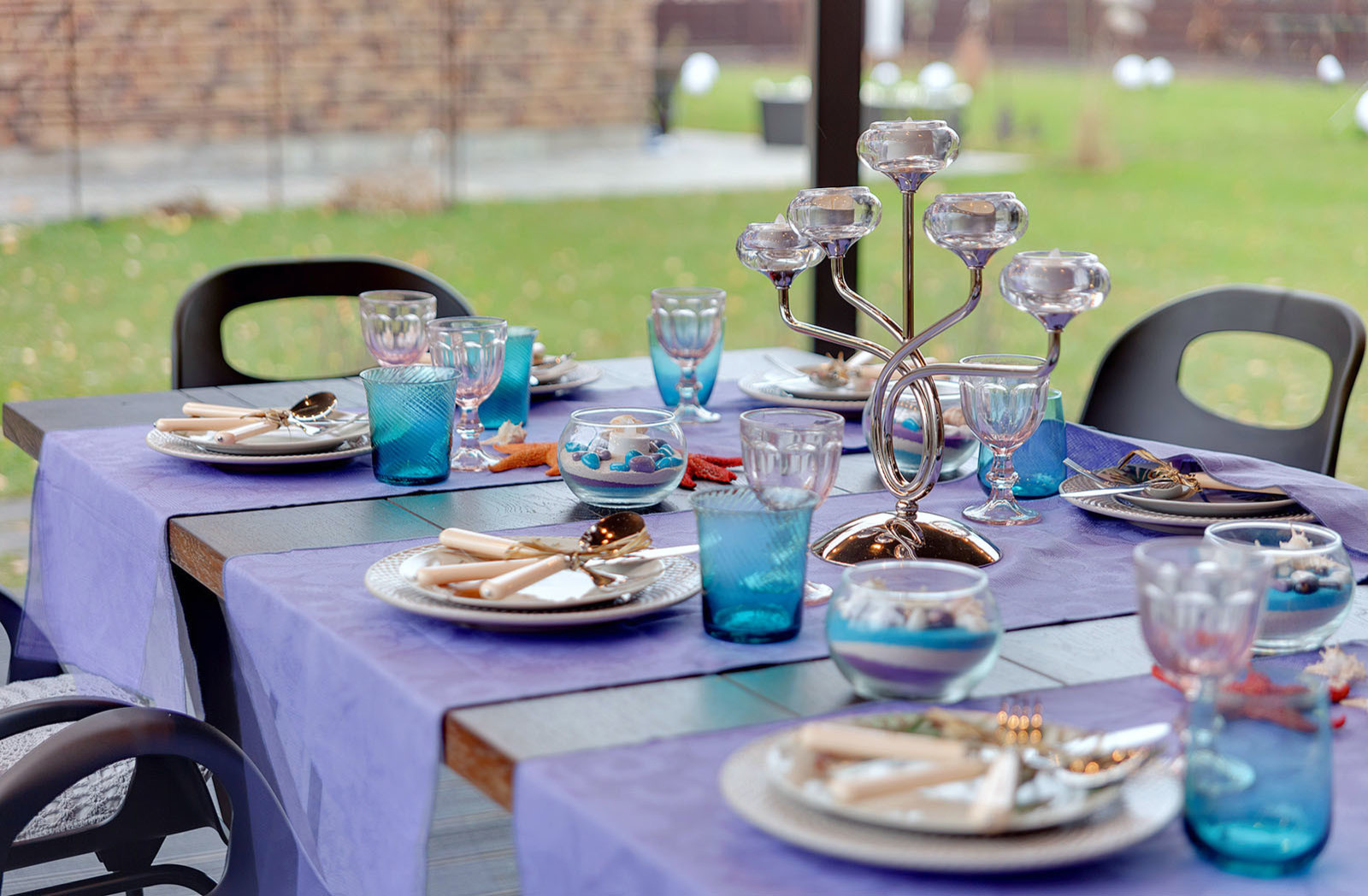 Зона барбекю в загородном доме. Стол