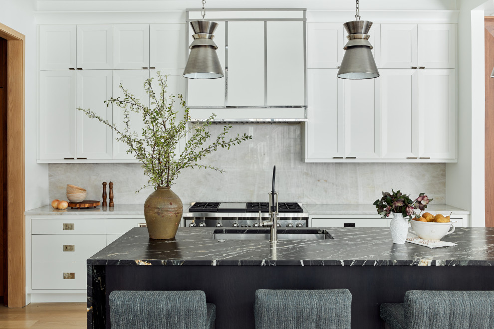 Bild på ett vintage flerfärgad flerfärgat kök, med en undermonterad diskho, skåp i shakerstil, vita skåp, marmorbänkskiva, rostfria vitvaror, mellanmörkt trägolv, en köksö och brunt golv