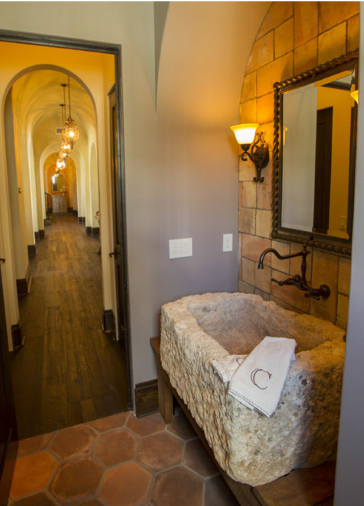 Idee per un bagno di servizio di medie dimensioni con pavimento in mattoni, lavabo rettangolare e top in pietra calcarea