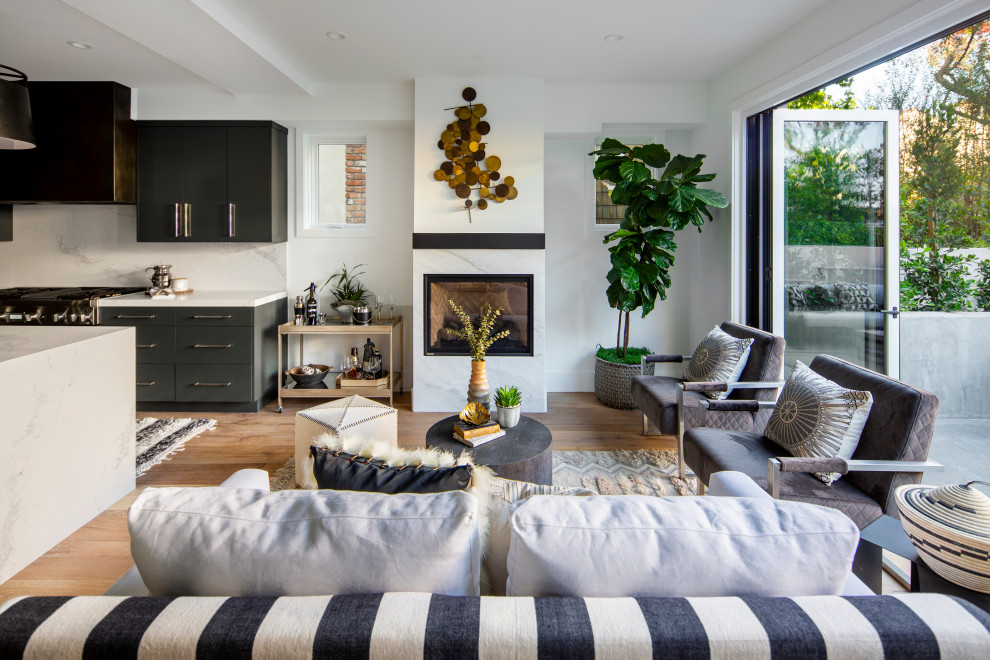 Источник вдохновения для домашнего уюта: открытая гостиная комната в современном стиле с белыми стенами, паркетным полом среднего тона, стандартным камином и коричневым полом
