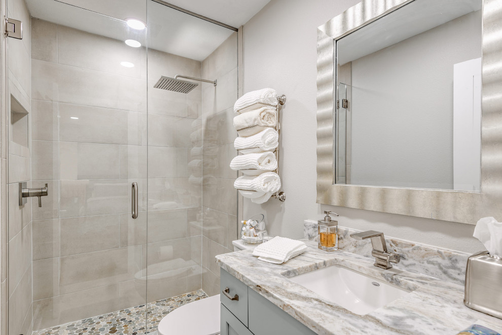 Inredning av ett maritimt litet grå grått en-suite badrum, med grå skåp, en dubbeldusch, grå kakel, ett undermonterad handfat, granitbänkskiva och dusch med gångjärnsdörr