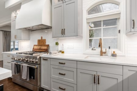 Example of a transitional kitchen design in Columbus